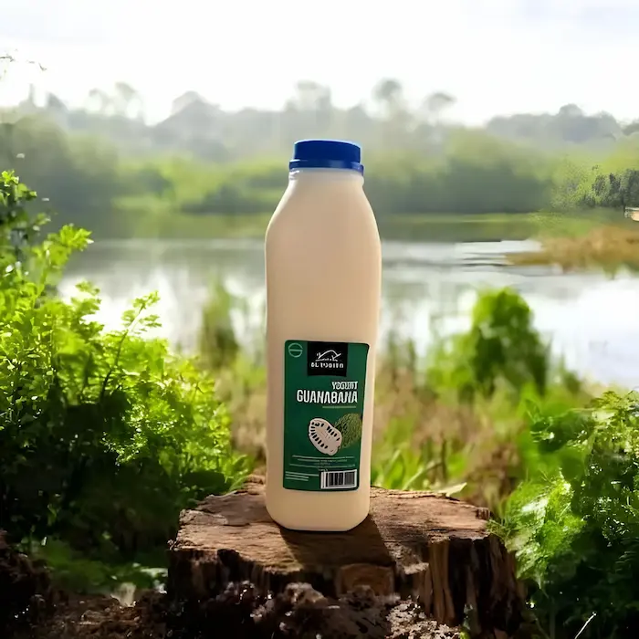 Yogurt de Guanábana encima de un tronco de madera con un lago de fondo y hojas verdes