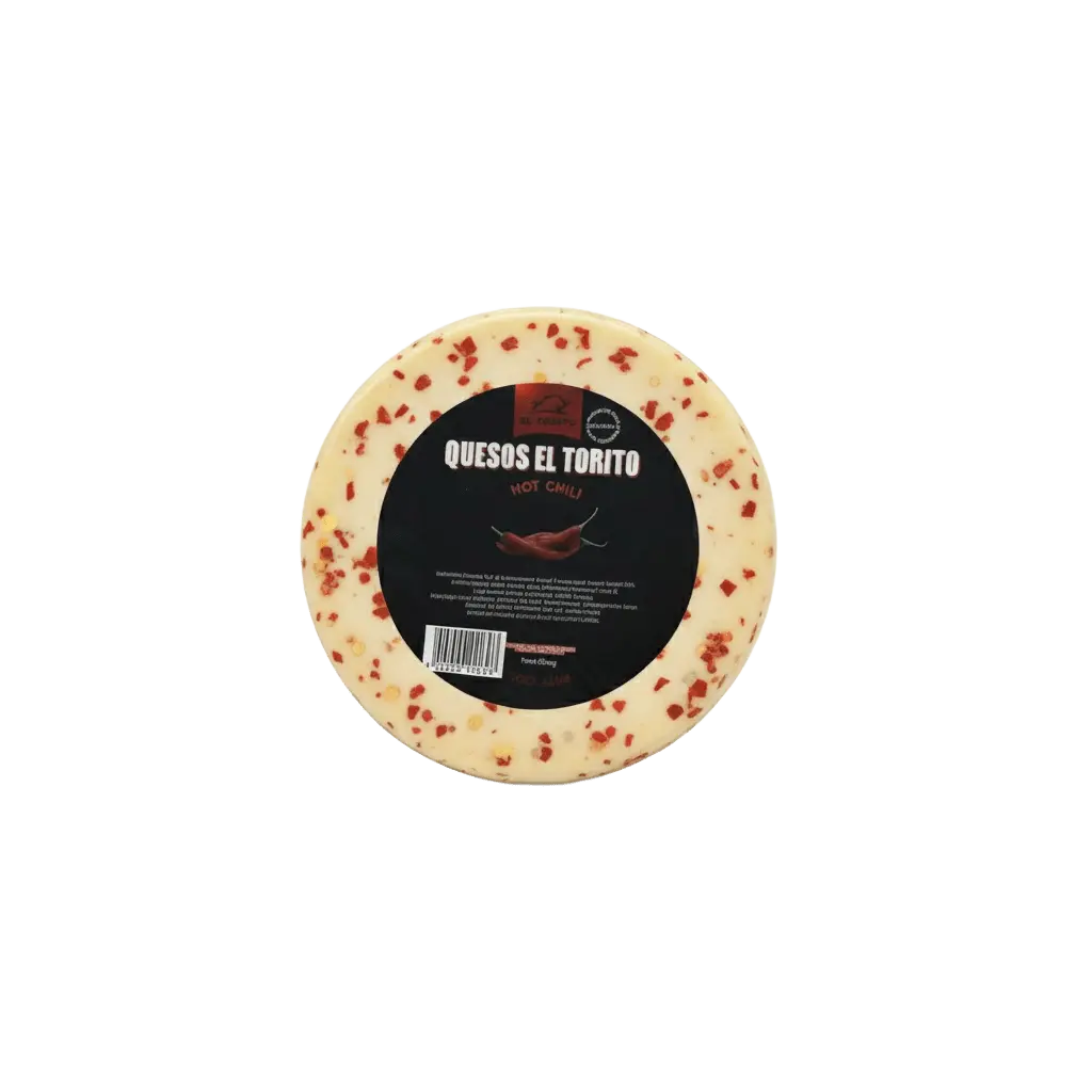 Rueda de queso maduro El Torito con chile hot chili, vista superior mostrando trozos de chile rojo incrustados en el queso amarillo pálido