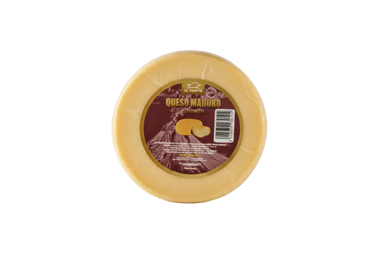 Rueda de queso maduro El Torito vista superior, color amarillo dorado con etiqueta circular marrón en el centro