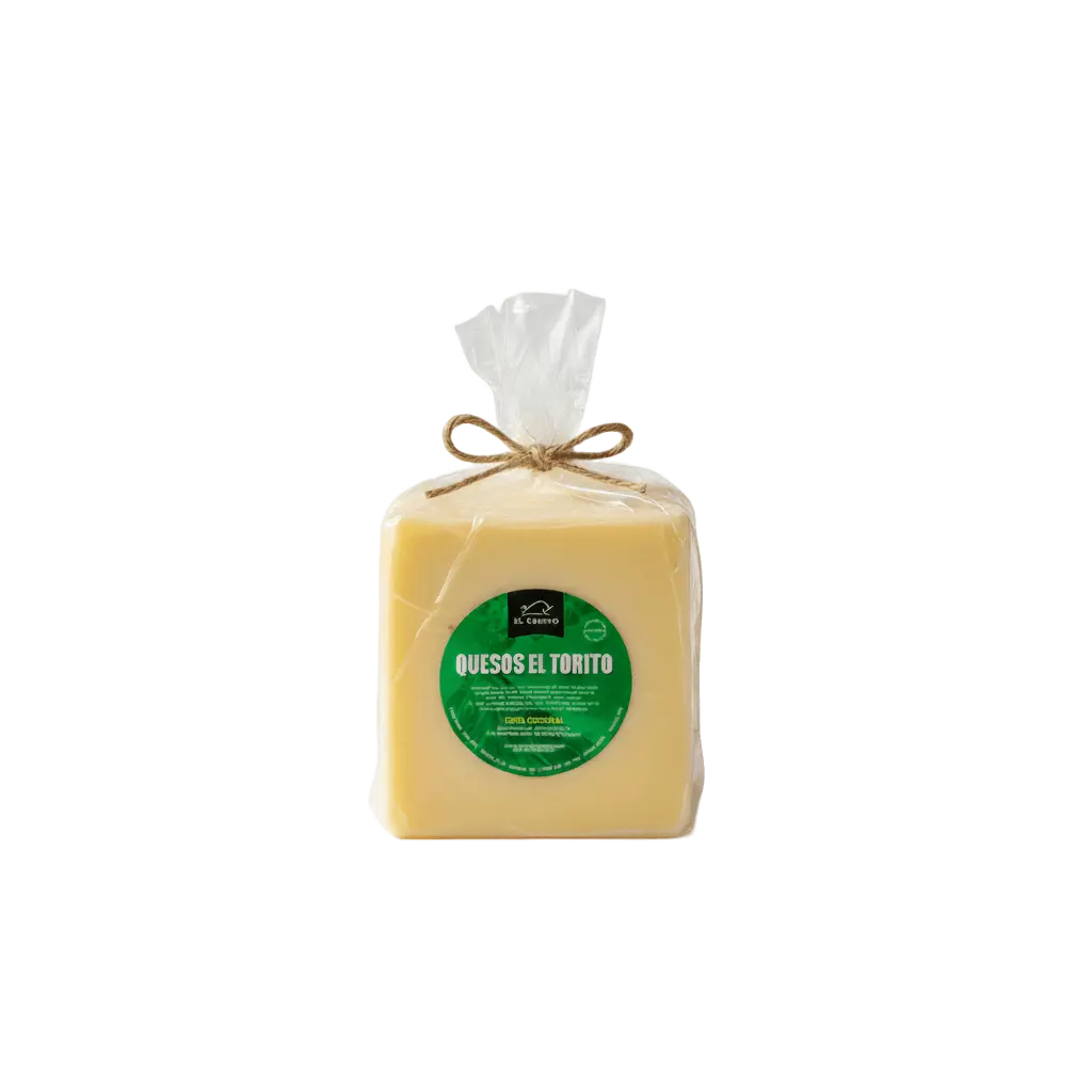 Bloque de queso El Torito empacado en bolsa plástica transparente con lazo de yute y etiqueta redonda verde