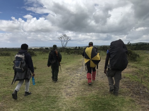 équipe avec le ranger au Parc National d'Arusha