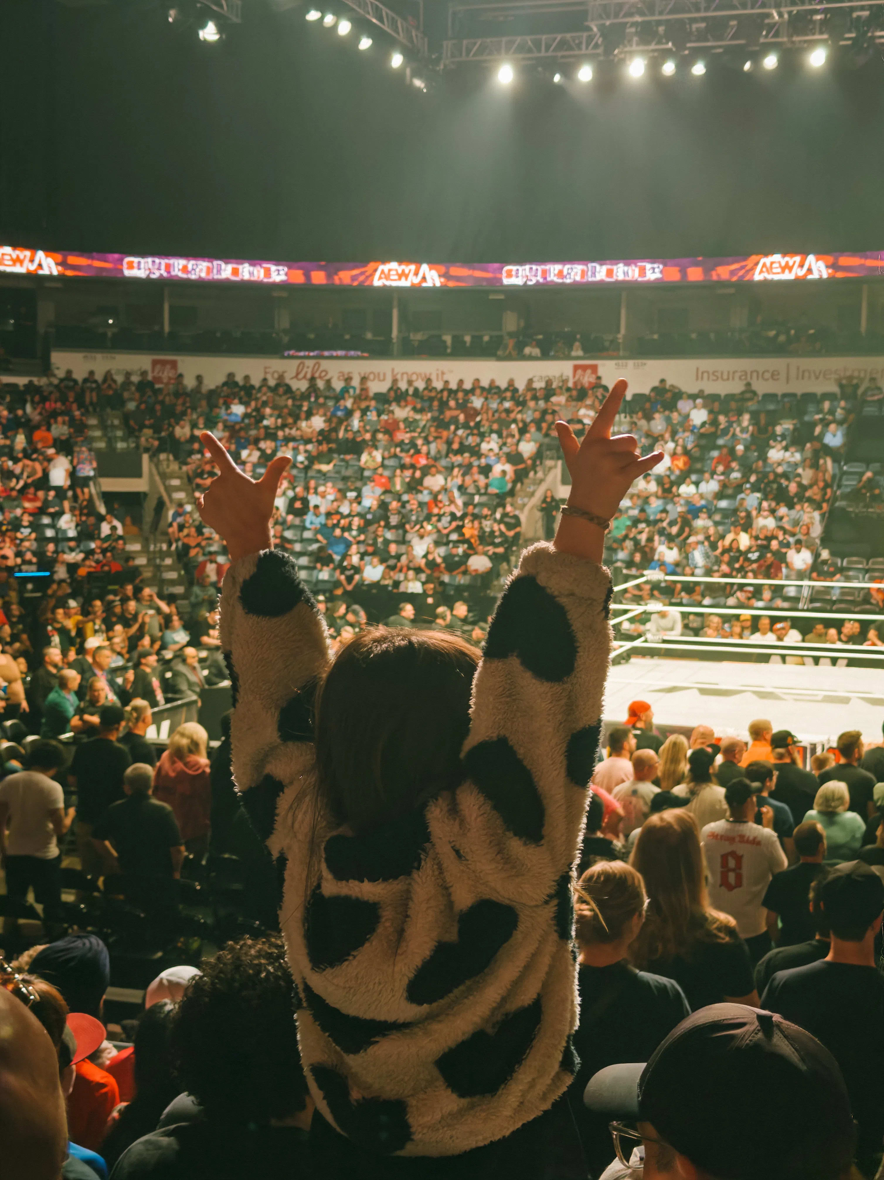 An enthusiastic child enjoying some good old graps at AEW Dynamite: September to Remember.