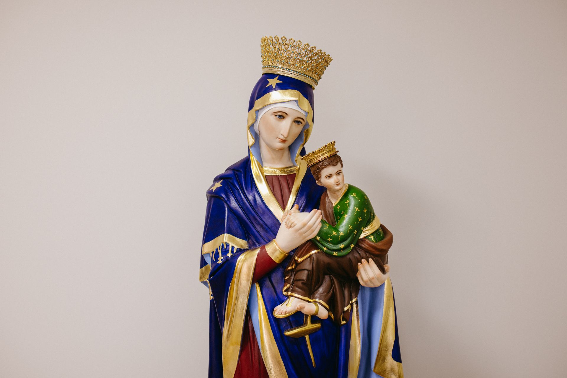 Colorful statue of the Virgin Mary and child Jesus, adorned with crowns and robes. Source: pexels.com (Jonathan Borba)