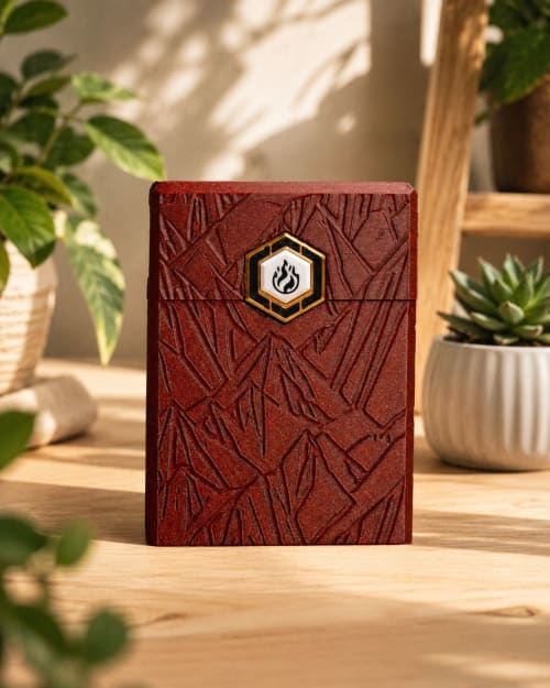 Deck Box Reliquia — Edición Maná Rojo