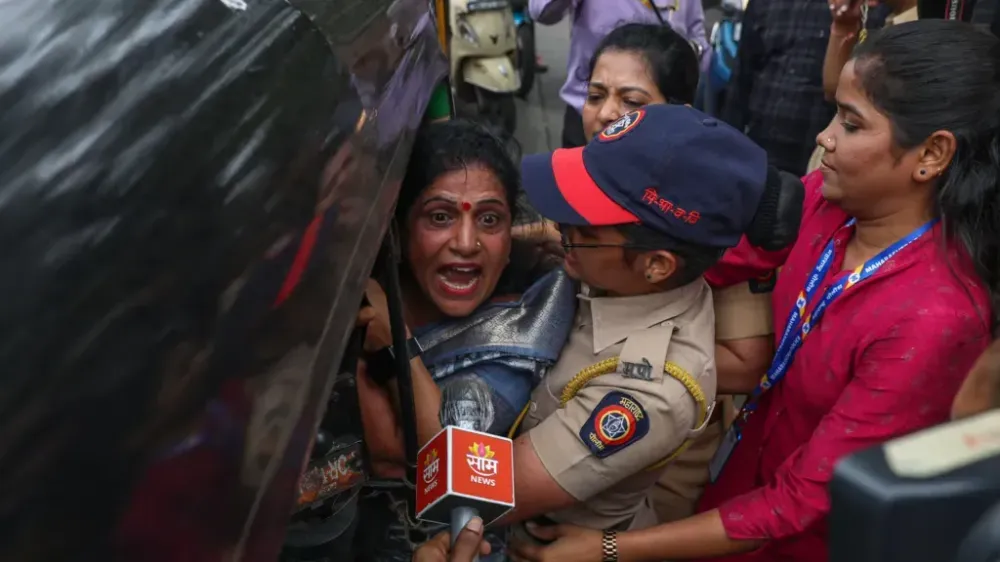 হিন্দি চাপিয়ে দেওয়ার অভিযোগে উত্তাল মহারাষ্ট্র, ভারতে ভাষা নিয়ে উত্তেজনা
