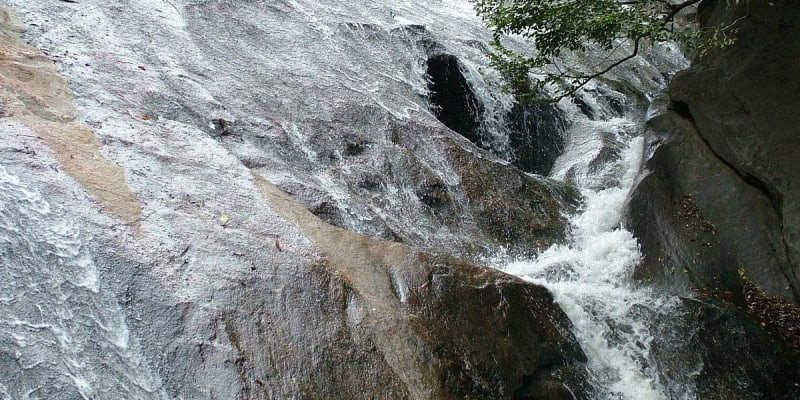 Dhoni Waterfalls