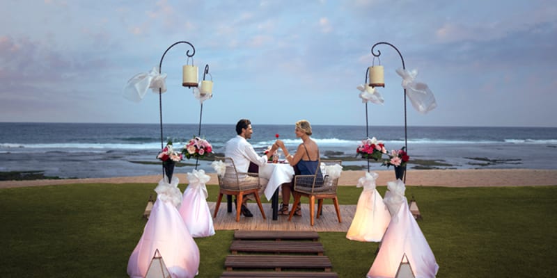 Even͏ing Meal Accompanied ͏by Grand Ocean Su͏ndown at the Hilton Bali͏ Resor͏t