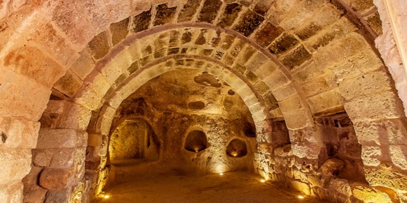 Visit Rom͏an Catacombs