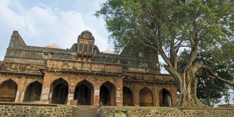 Get Into Persian Architecture at Kaliadeh Palace