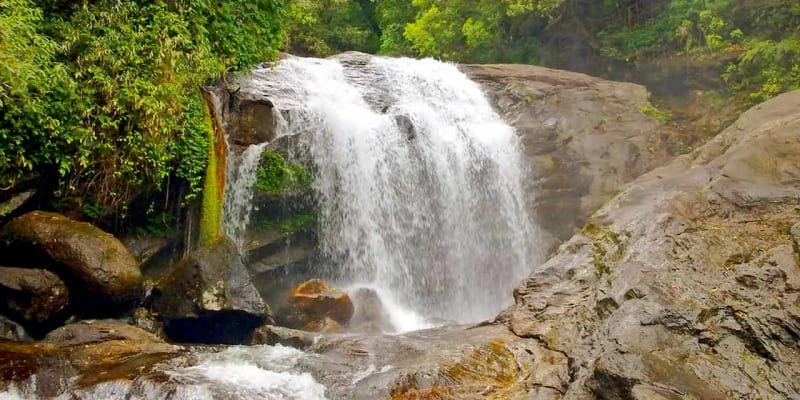 Lakkom Waterfalls (Lakkam Waterfalls)