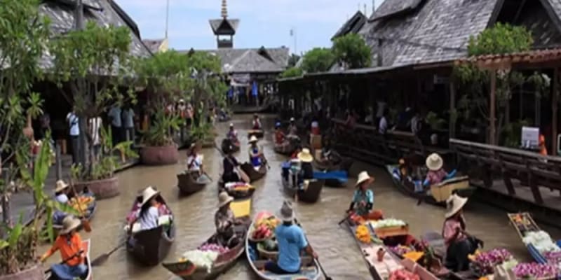 Sample Thai Cuisine at Pattaya Floating Market