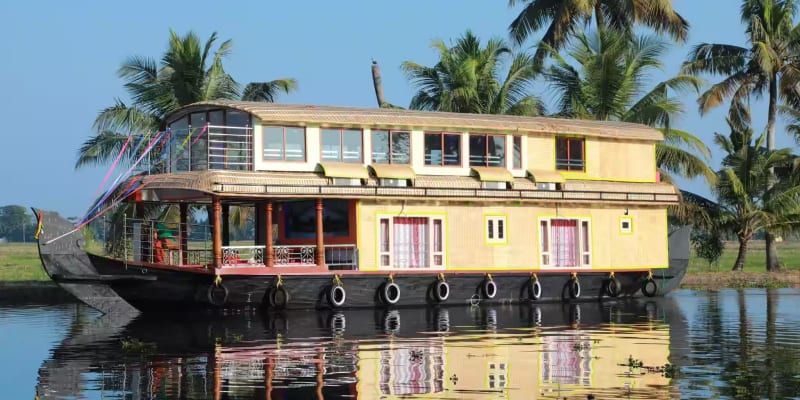 Houseboat in Paradise