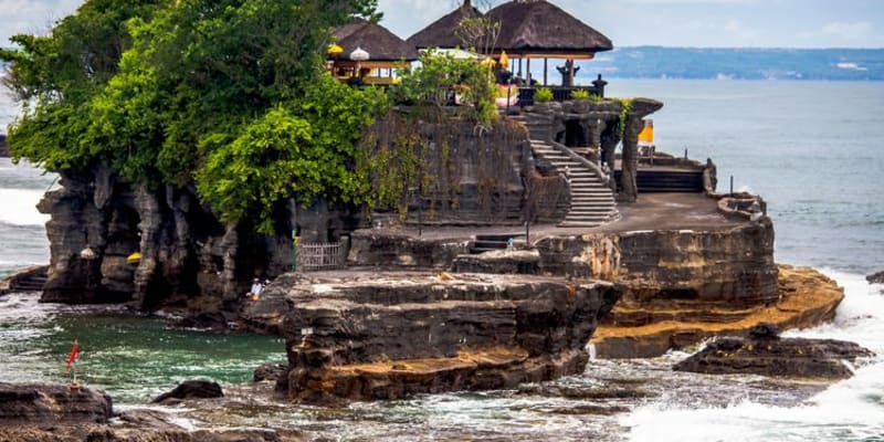 Visit the Iconic Uluwatu Temple