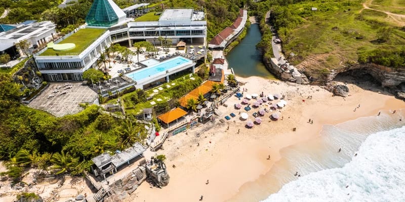 Relax at Surfers Paradise - Dreamland Beach