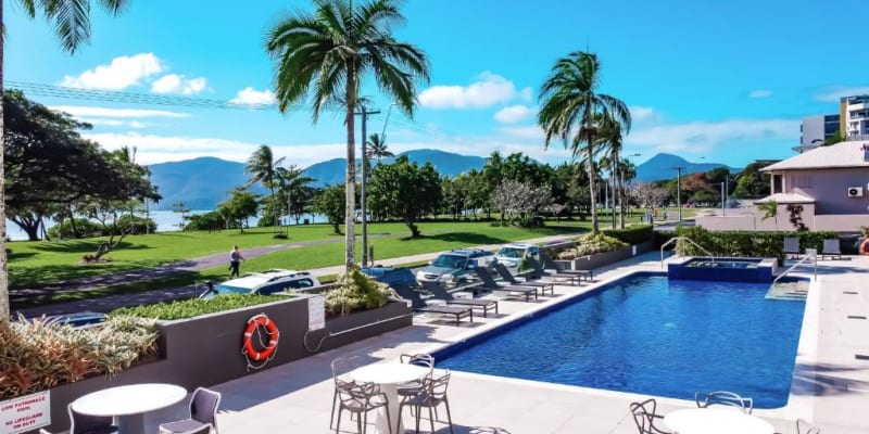 Holiday Inn Cairns Harbourside