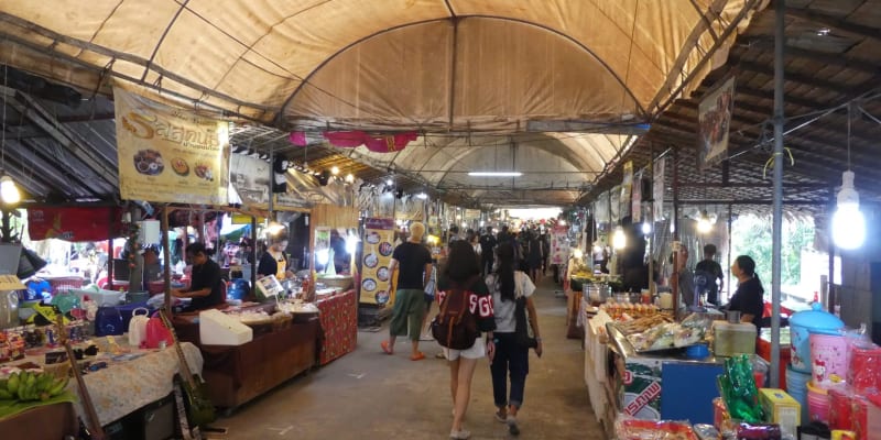 Bang Nam Phueng Floating Market (Samut Prakan)