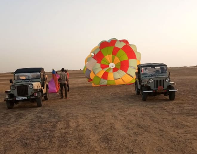 Parasailing in Jaisalmer Image