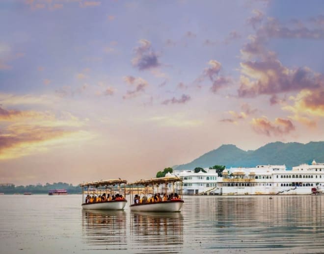 Boat ride in Lake Pichola Image