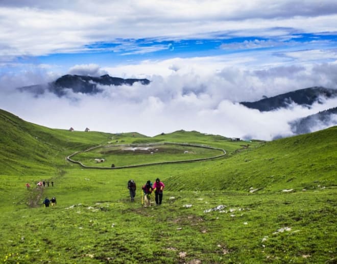 Ali Bedni Bugyal Trek in Winter ( October To December) Image