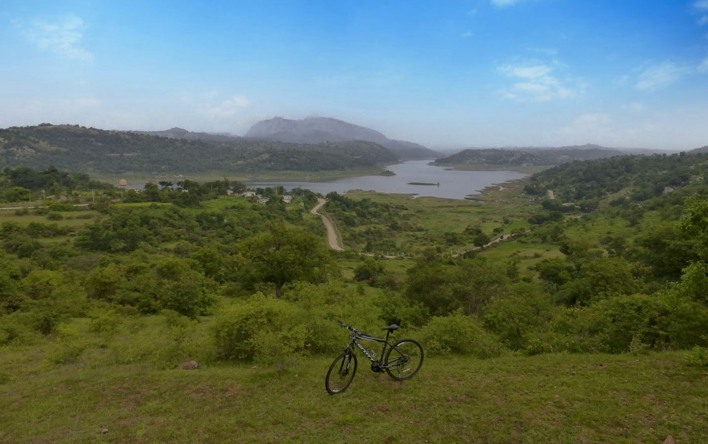 Big Banyan Tree to Manchanabele Dam Cycling And Kayaking - Image 3