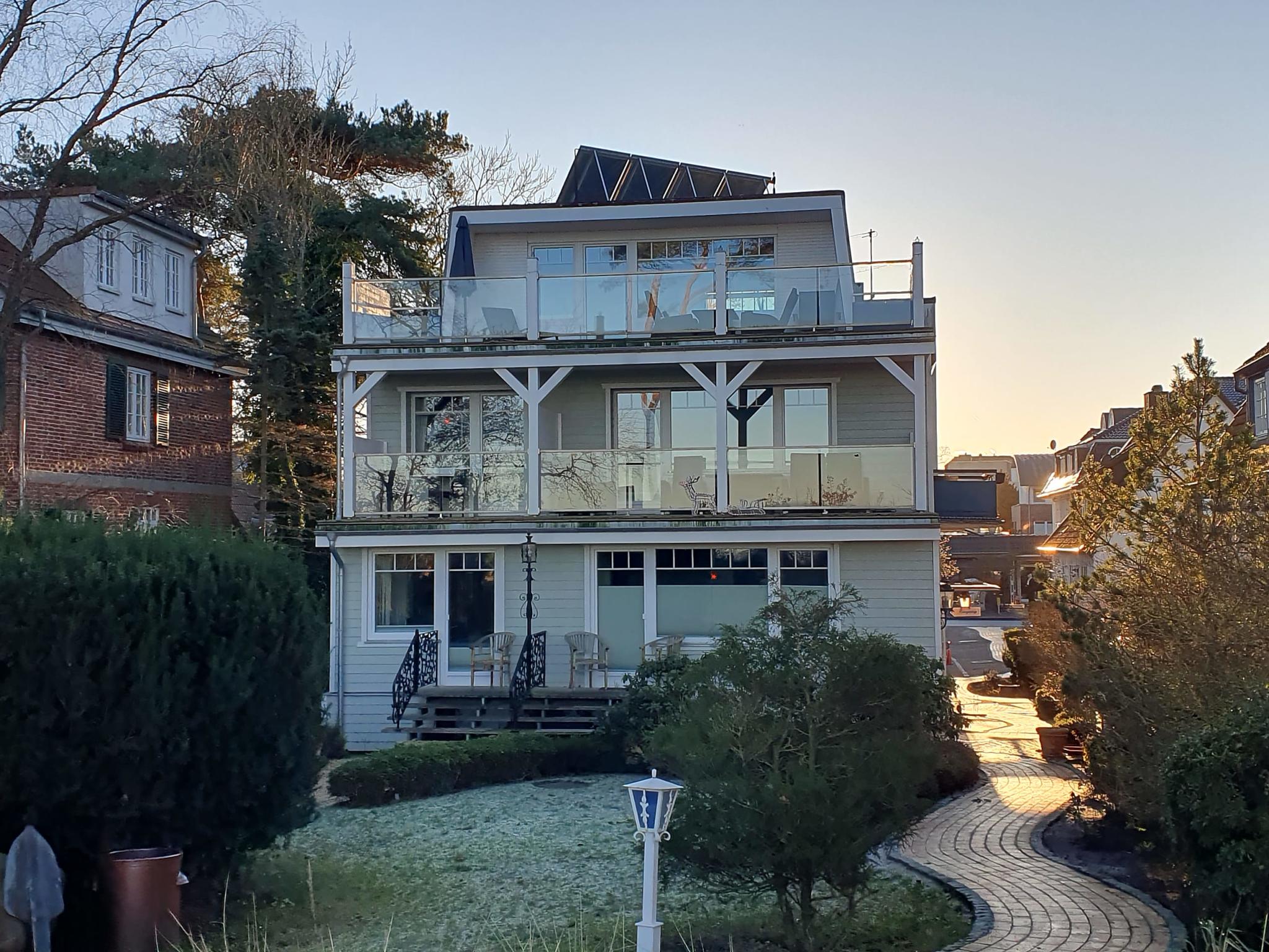 Das Stammhaus mit Garten im Vordergrund