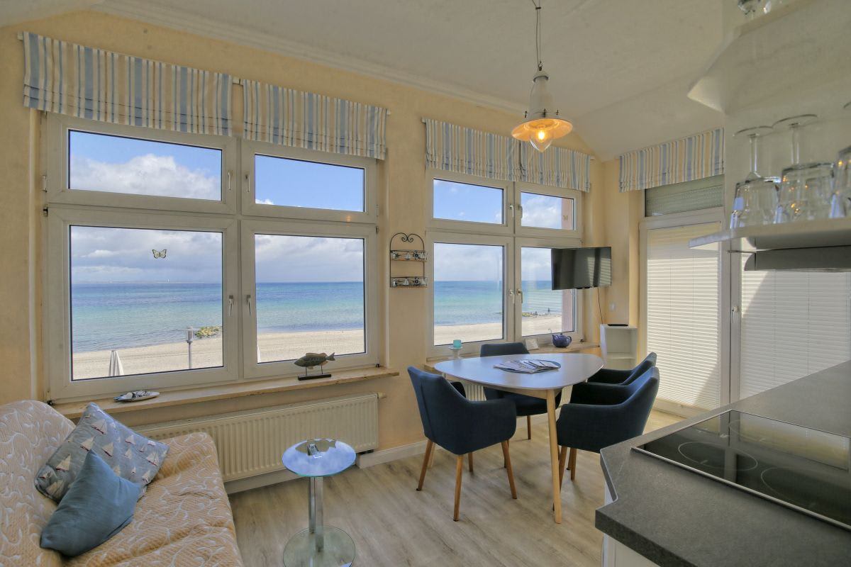 Wohn- und Esszimmer mit Meerblick