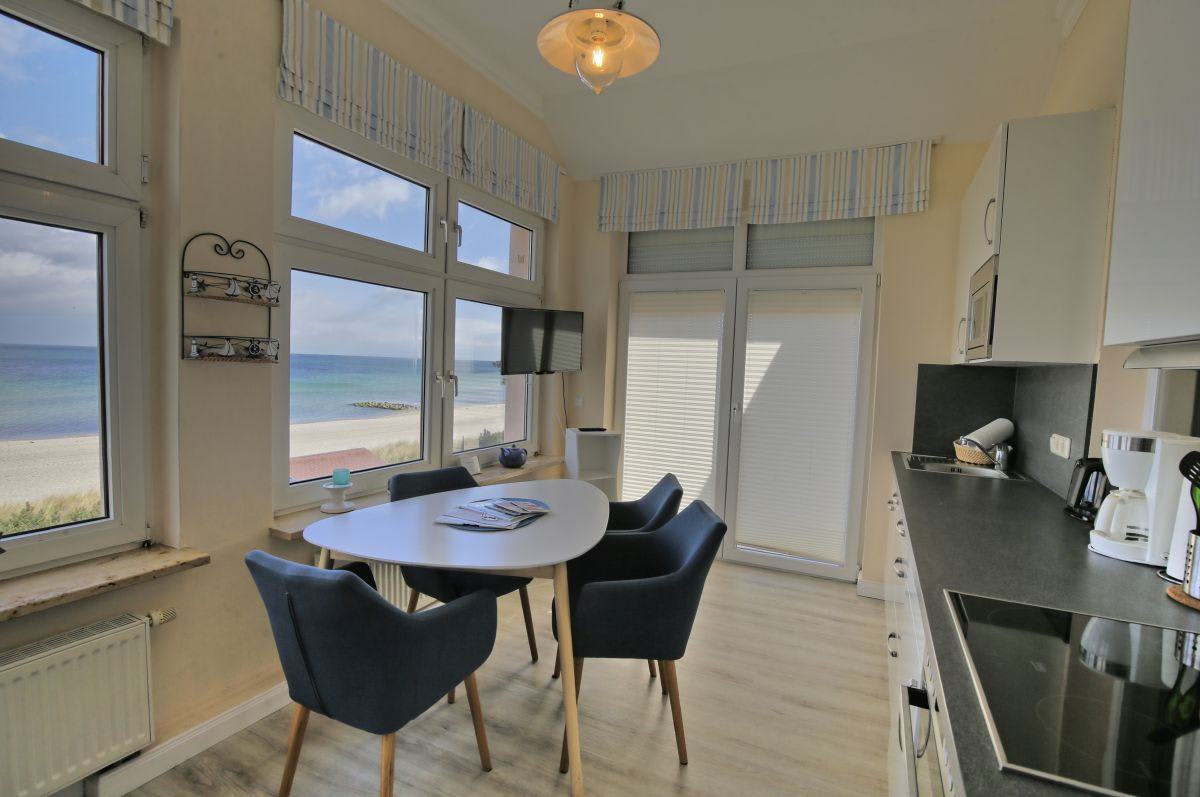 Küche mit Blick auf die Ostsee