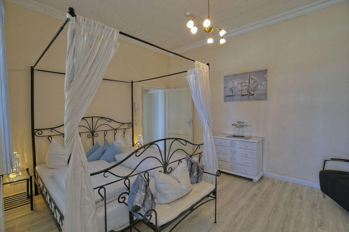 Schlafzimmer 1 mit Doppelbett