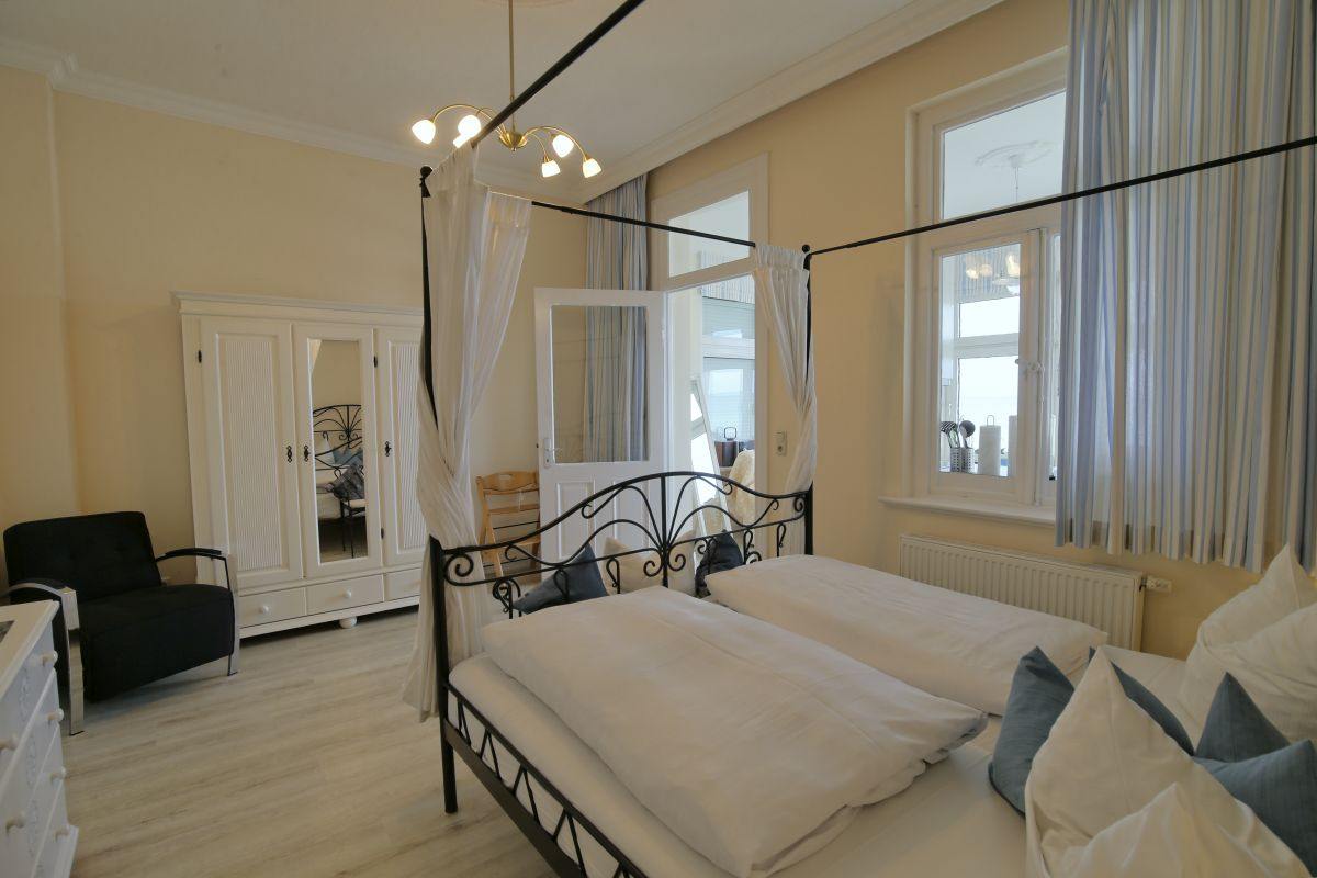 Schlafzimmer 1 mit Doppelbett