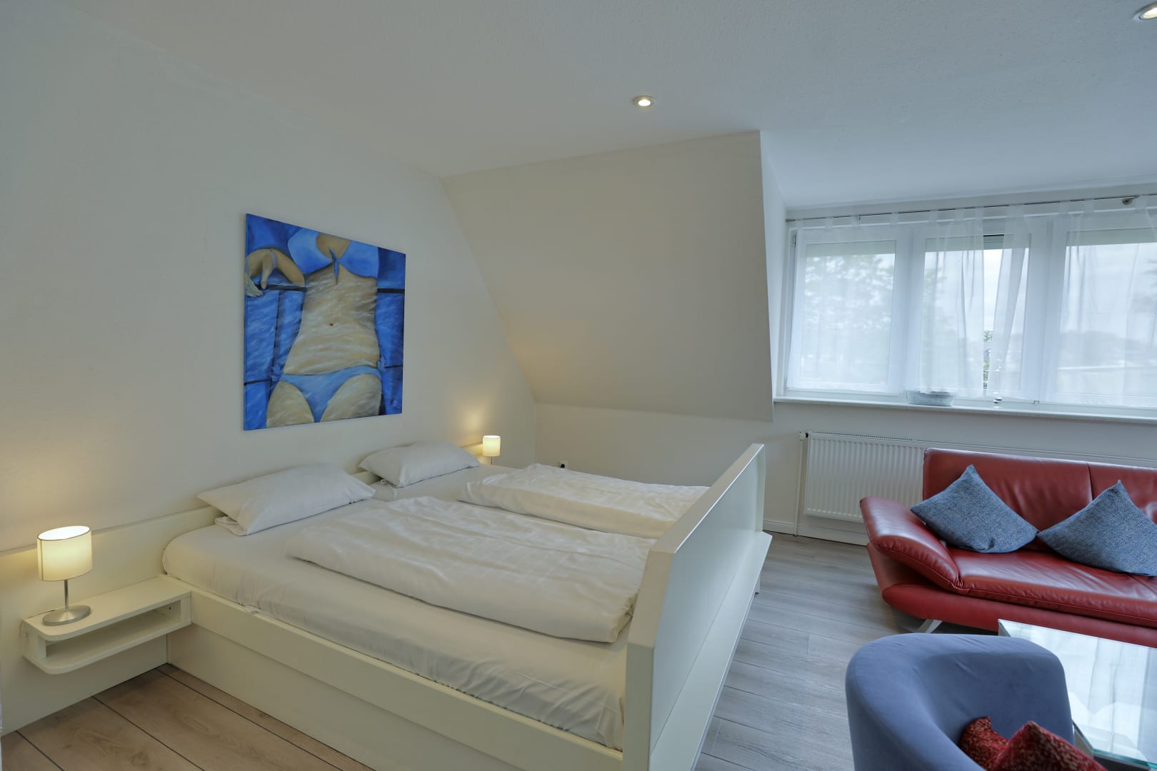 Doppelbett mit Gemälde an der Wand