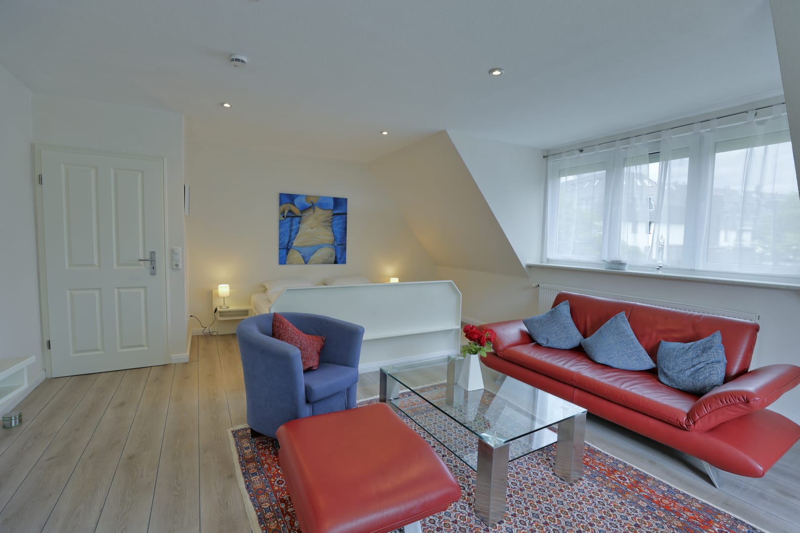 Wohzimmer mit Couch und Doppelbett