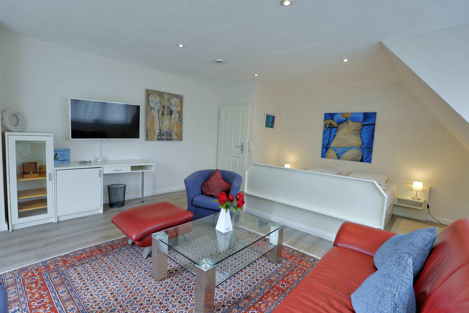 Wohzimmer mti Couch und Doppelbett