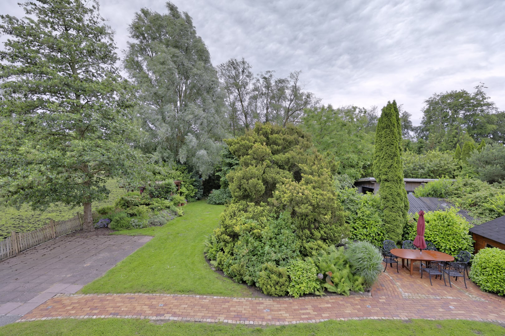 Garten mit vielen Pflanzen und Sitzgelegenheit im Freien