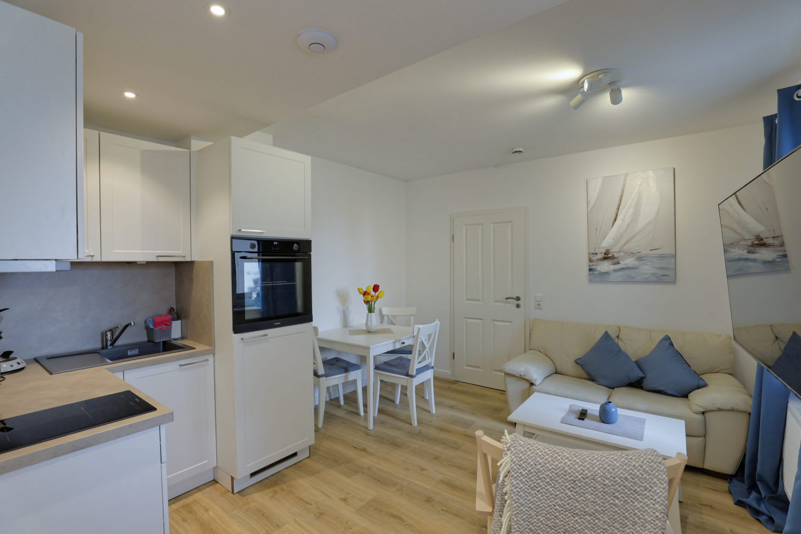 Küche und Wohnzimmer