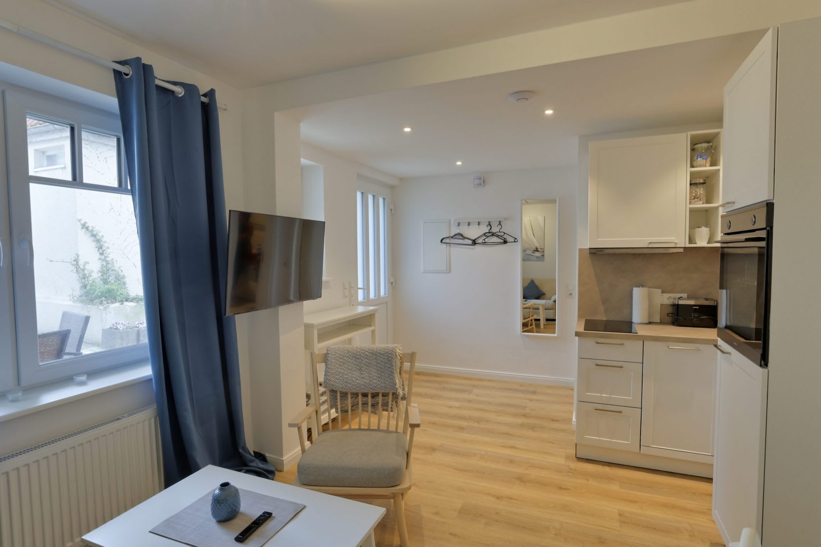 Wohnzimmer, Küche und Eingang