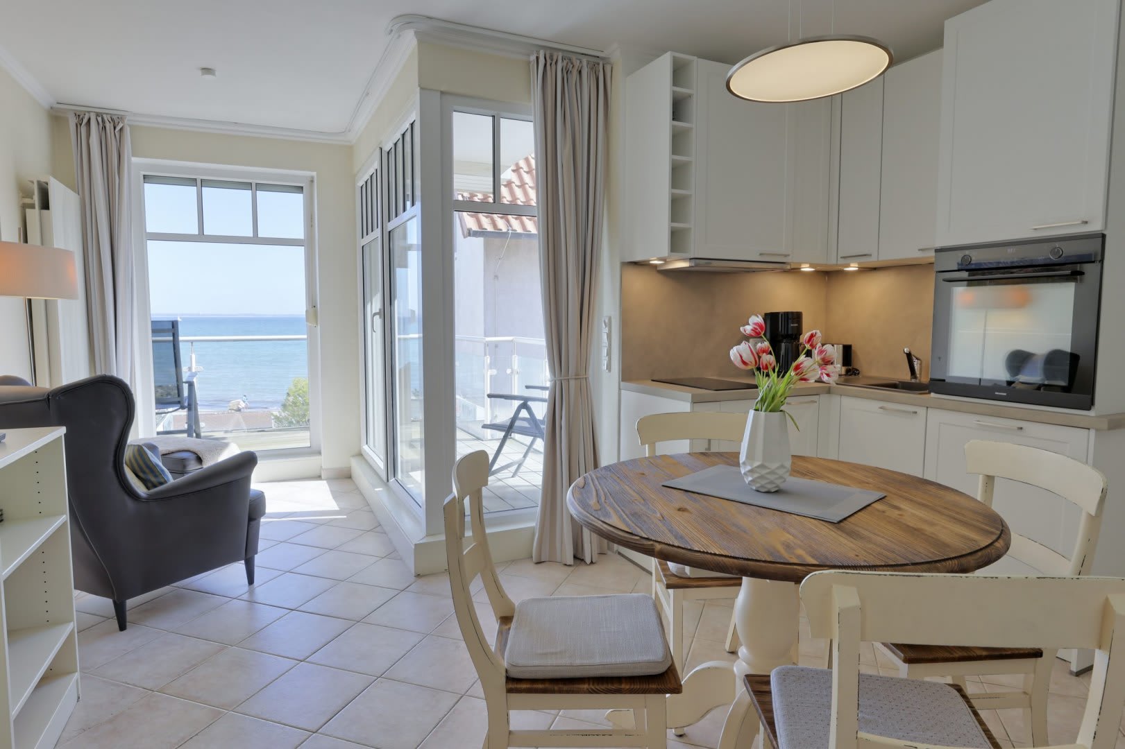 Meerblick, Eckbalkon, eine kleine Küche und ein Esstisch mit 4 Stühlen