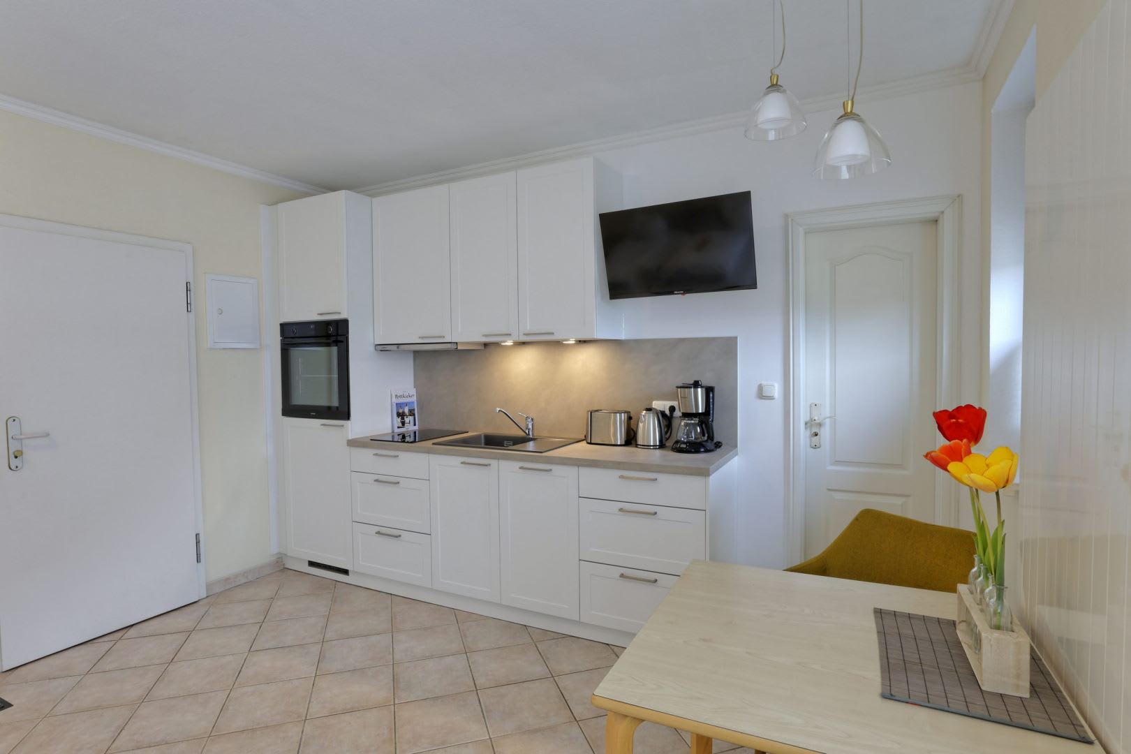 Küche mit Fernseher