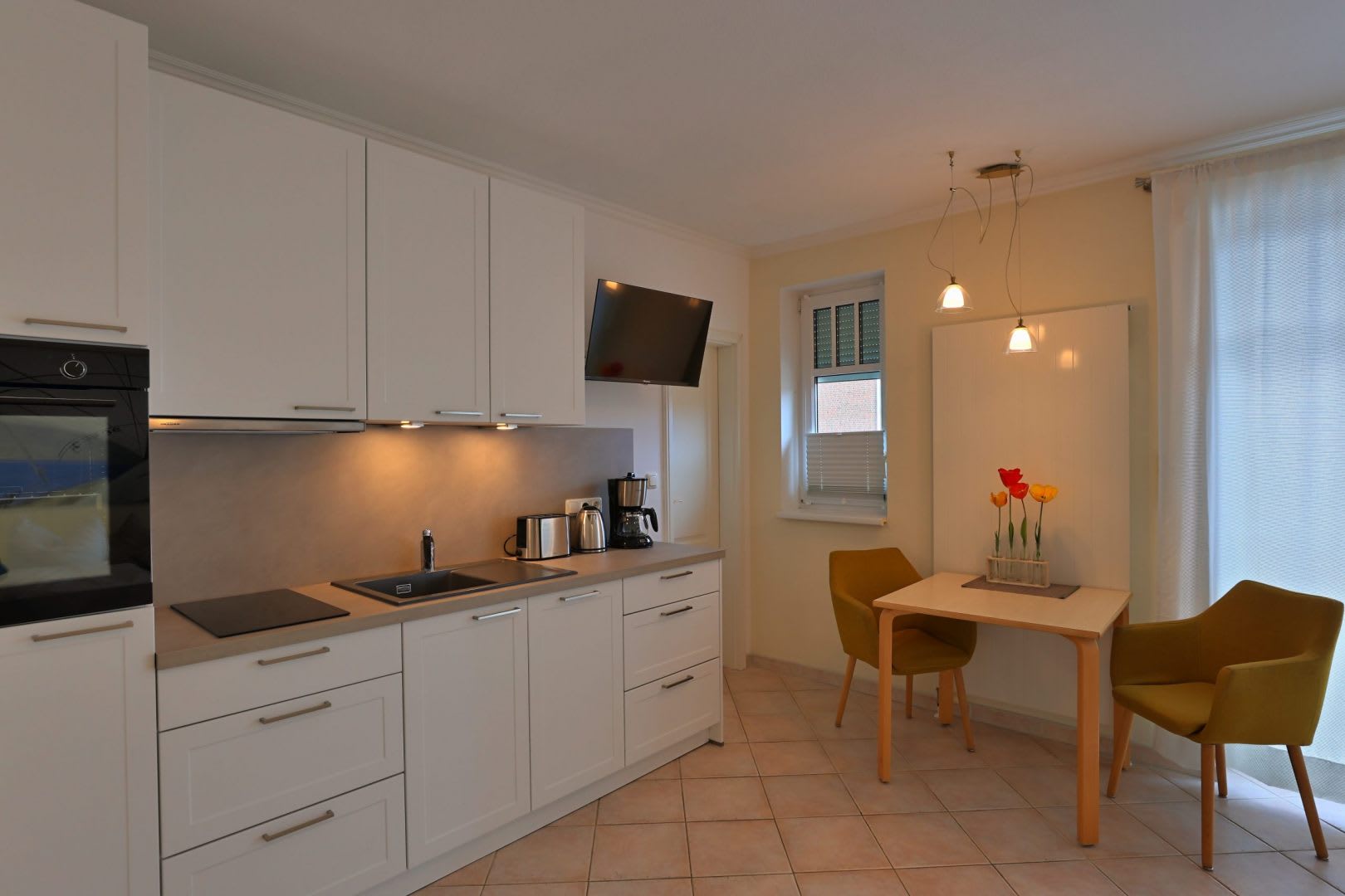 Küche mit kleinem Esstisch