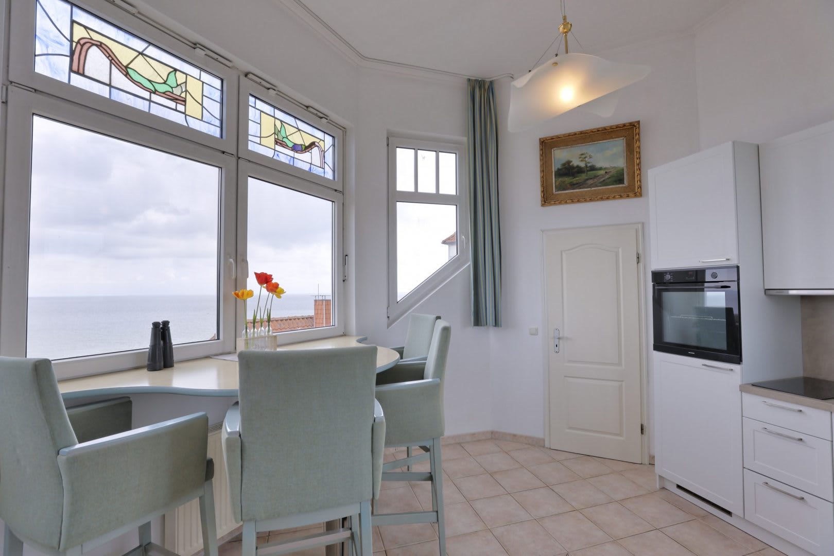 Küche und Esstisch mit Blick auf die Ostsee