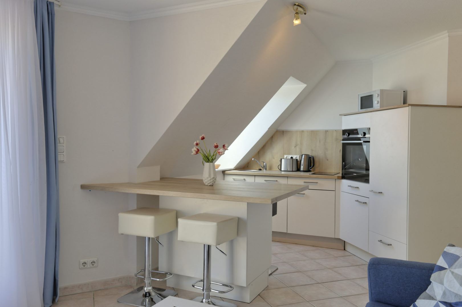 Esstisch mit Küche im Hintergrund