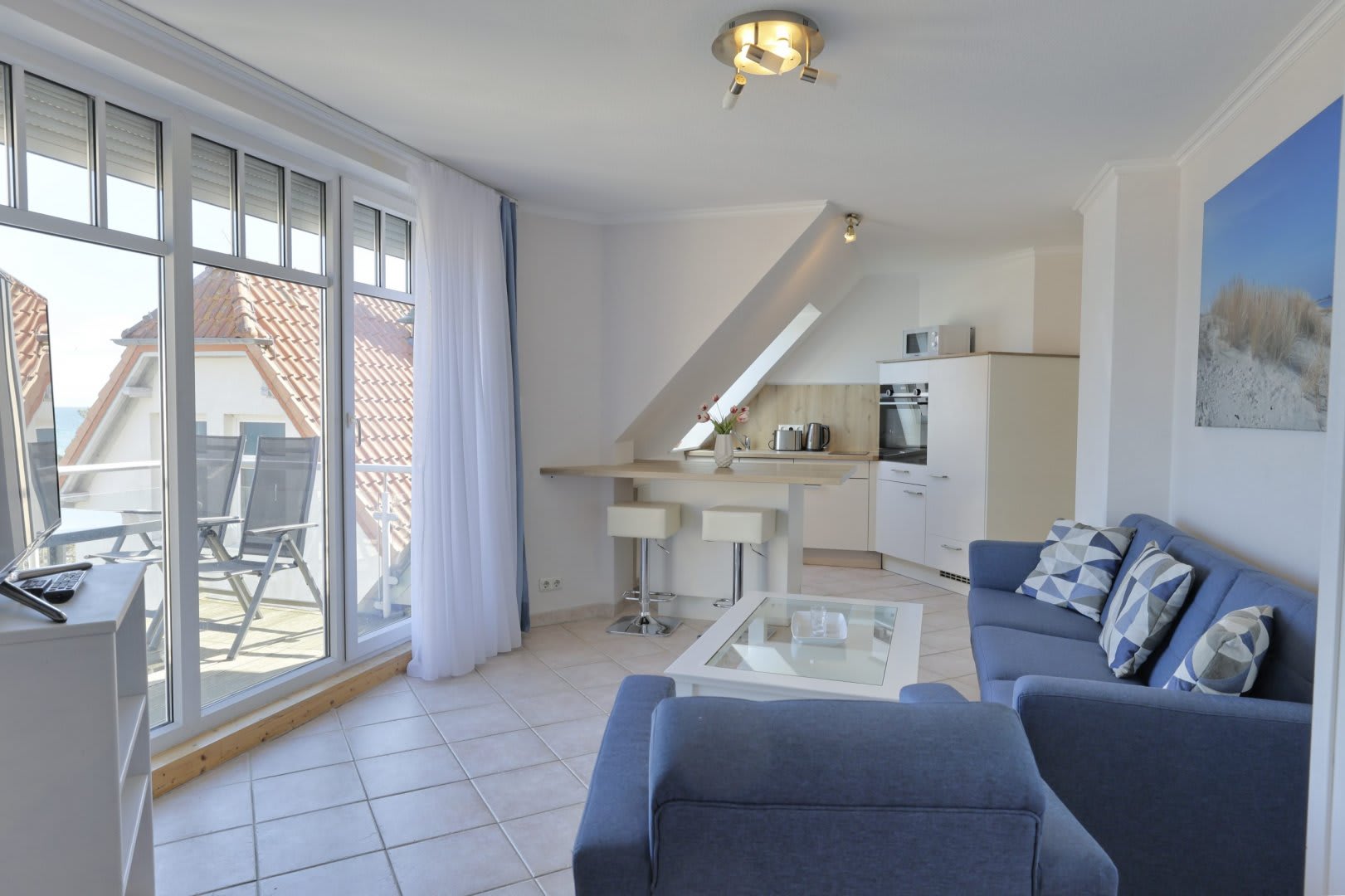 Küche, Wohnzimmer und Balkon