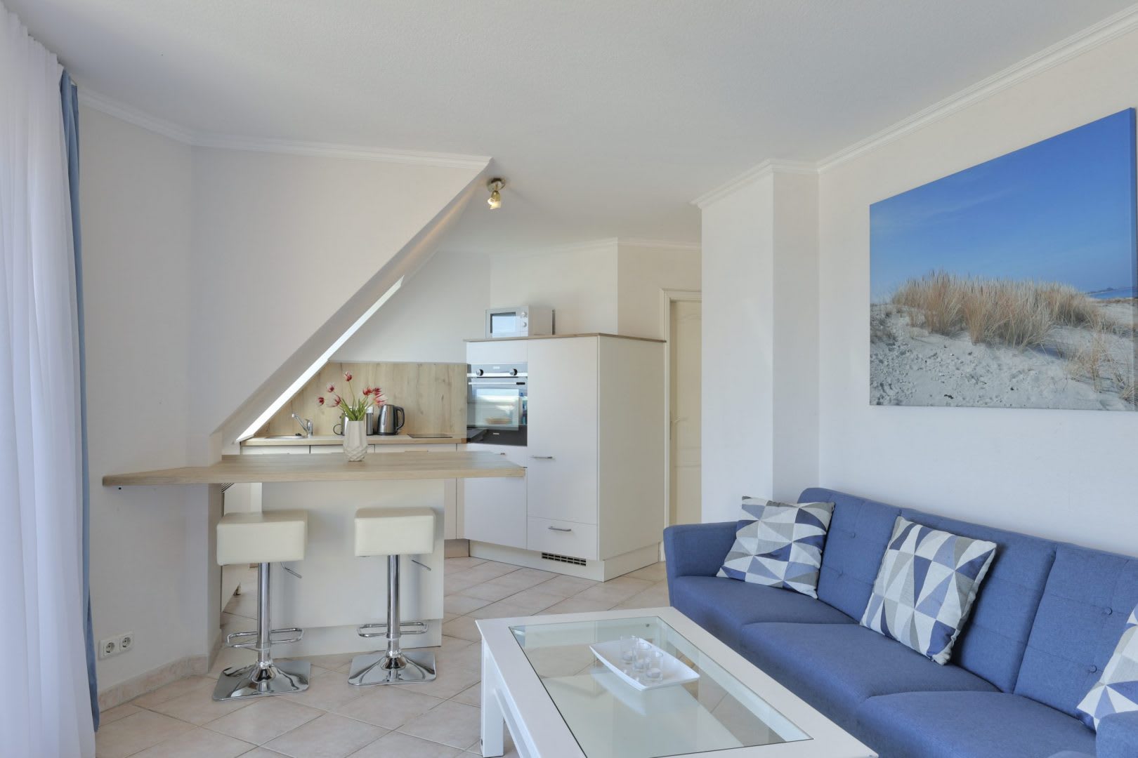 Große Couch mit Blick aufs Wasser