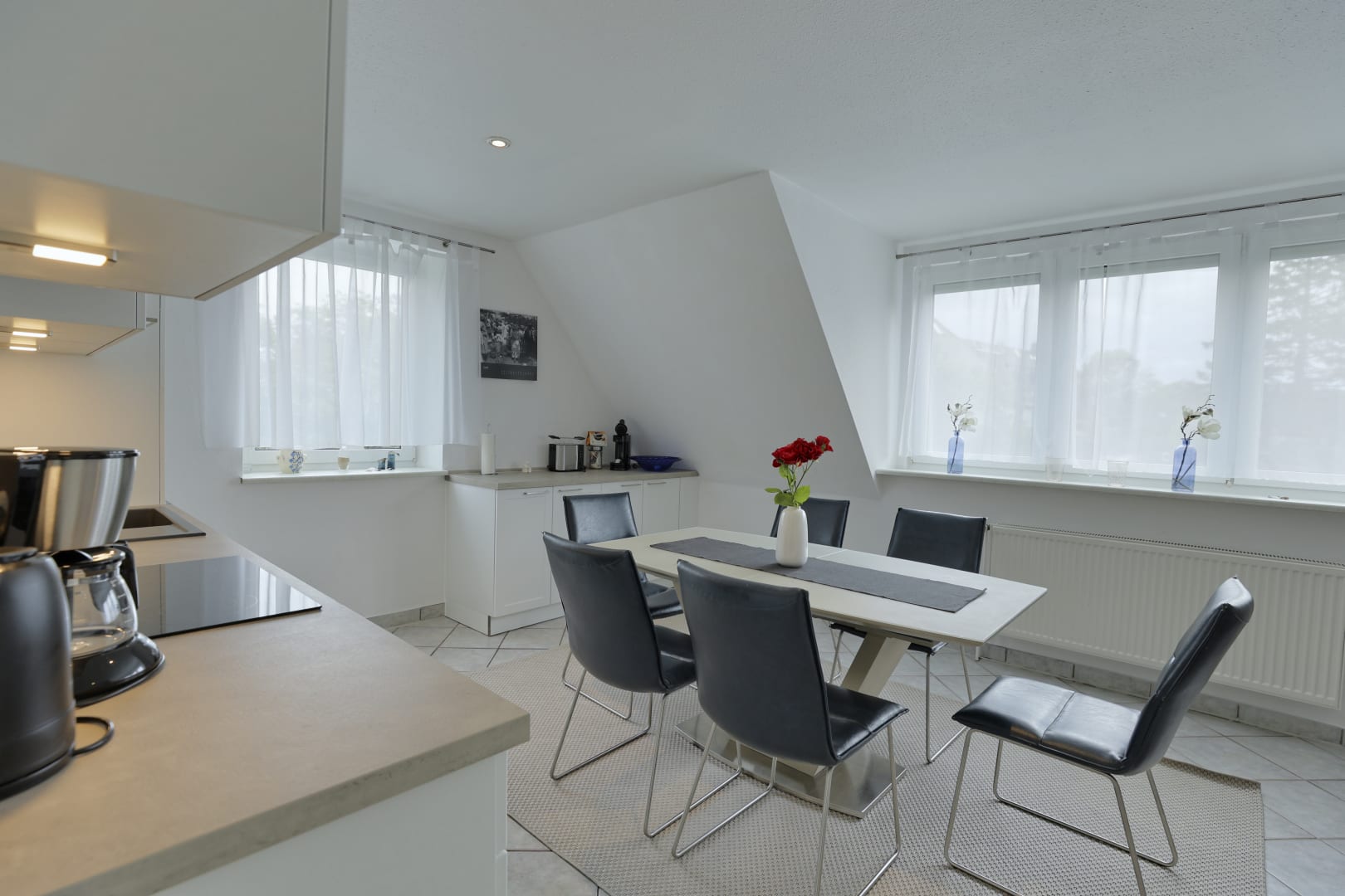 Küche mit Esstisch