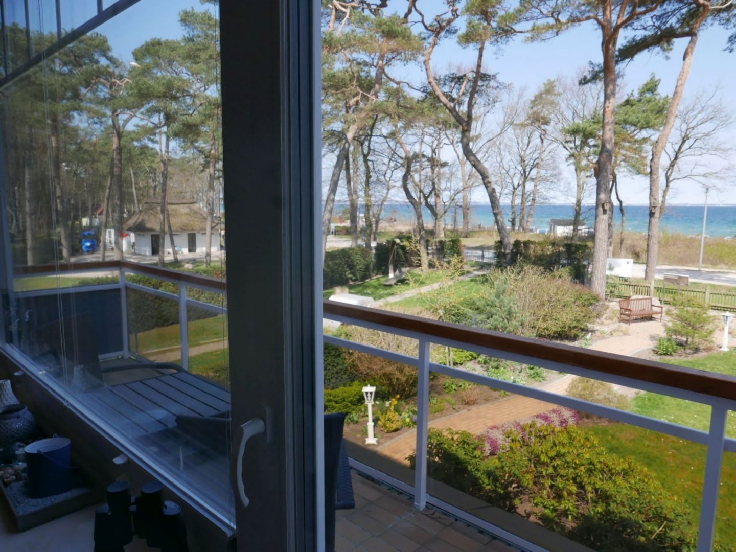 Balkon mit Blick auf den Garten und die Ostsee