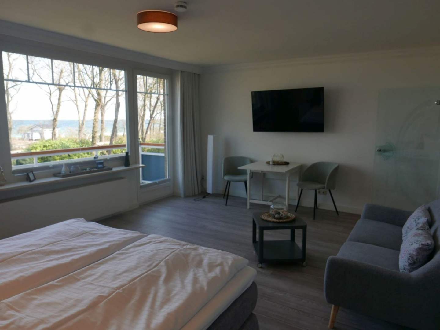 Wohnzimmer mit Doppelbett und Blick auf die Ostsee