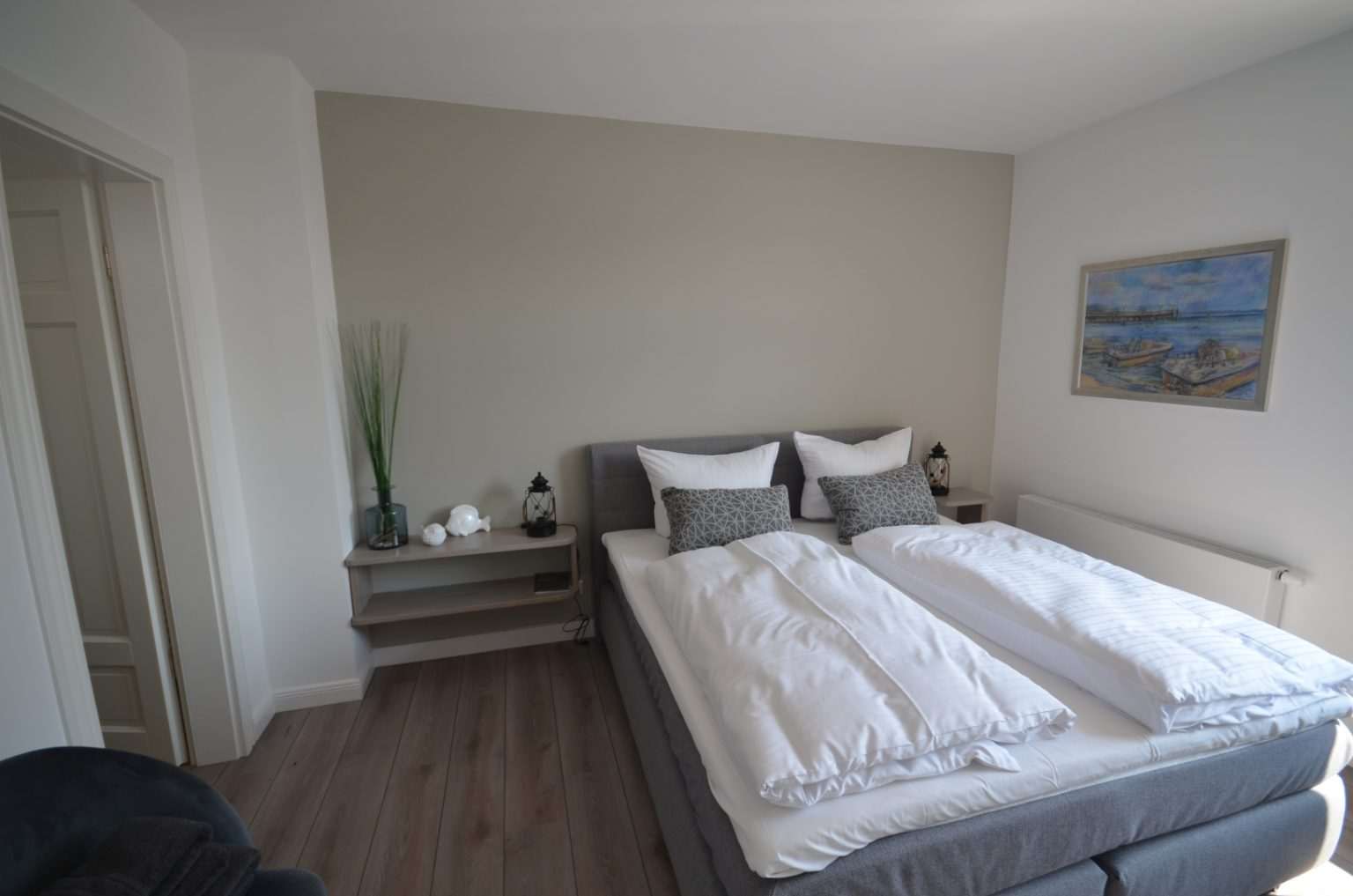 Schlafzimmer mit Doppelbett und Bild an der Wand