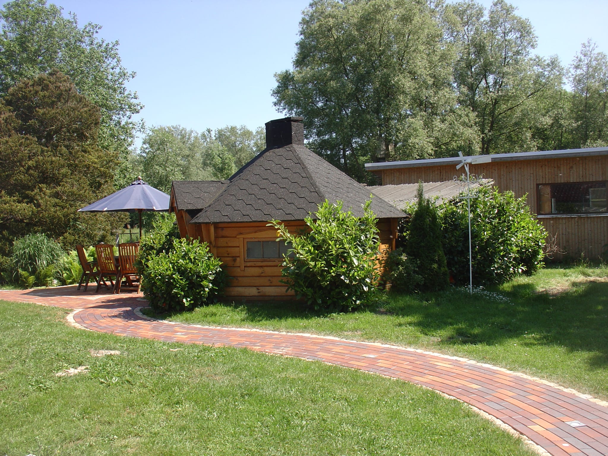 Finnische Grillkota versteckt im Grünen