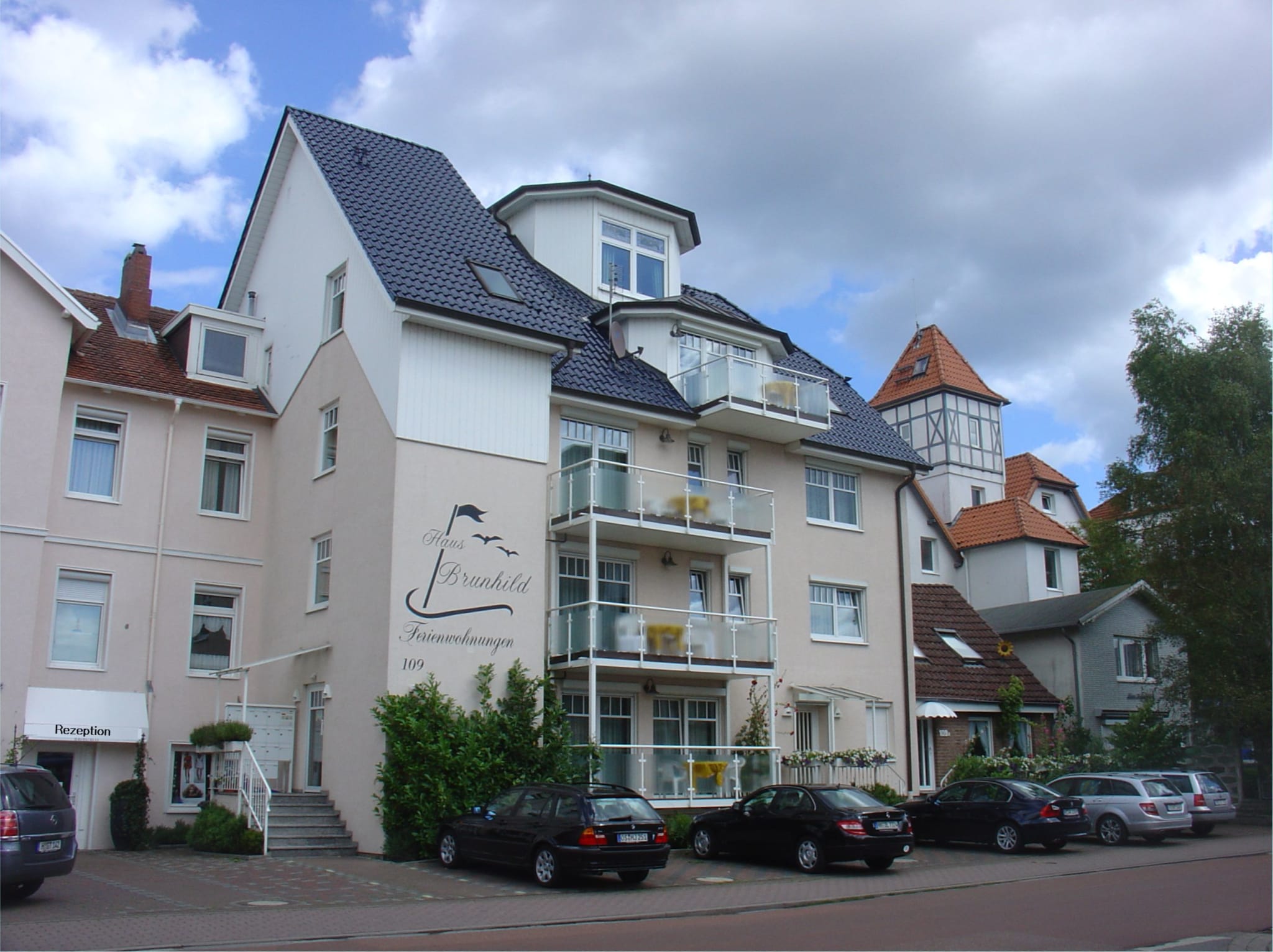 Strandhaus Brunhild von der Strassenseite, vor dem Haus stehen Autos