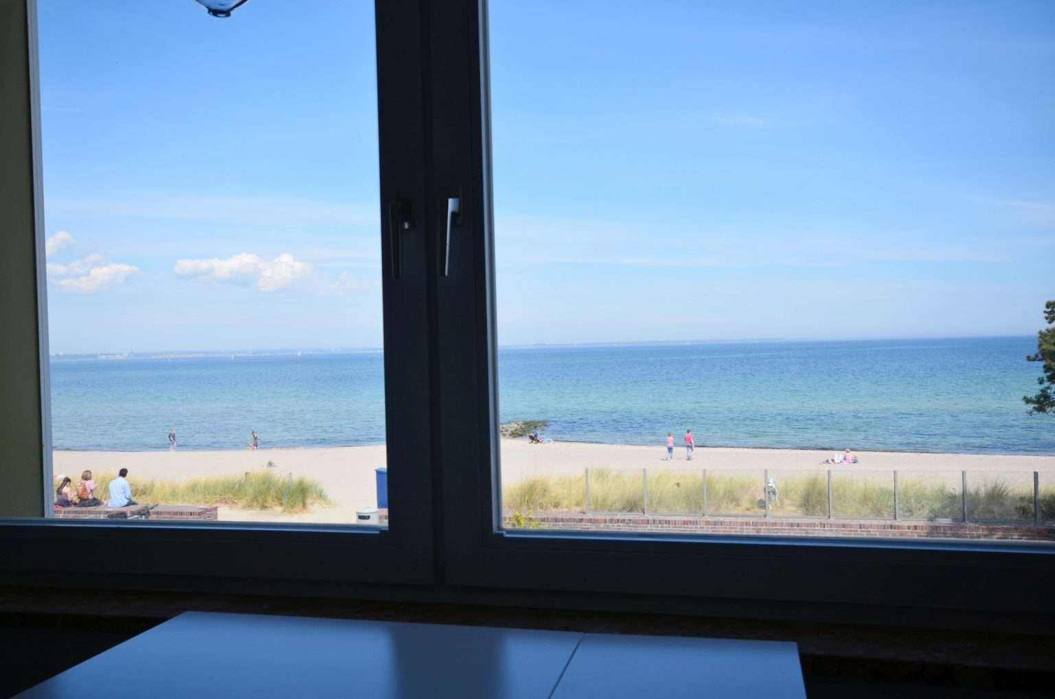 Esstisch mit Blick auf die Promenade, Strand und Ostsee