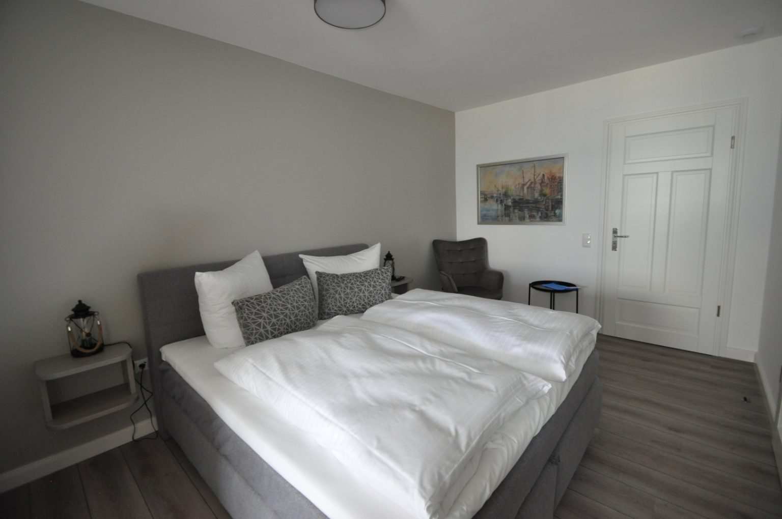 Schlafzimmer mit Doppelbett und Bild an der Wand